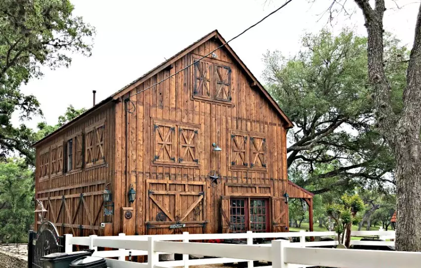 Beautiful wood barn style building in Round Top Texas. A few more Round Top Shopping Trip Tips and some photos from the Junk Gypsy Headquarters. A shopping trip to Round Top and Waco would make a perfect weekend, guys! #AbbottsAtHome #RoundTopTexas #JunkGypsy #GirlsWeekend