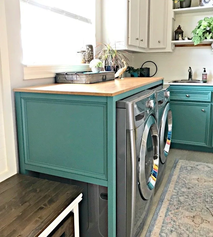 Full tutorial and build plans for this fantastic over washer and dryer DIY Laundry Table. This simple build hides those ugly machines, adds extra style and organization. #LaundryTable #WoodworkingIdeas #Woodworking #DIYFurniture #LaundryRoom #AbbottsAtHome