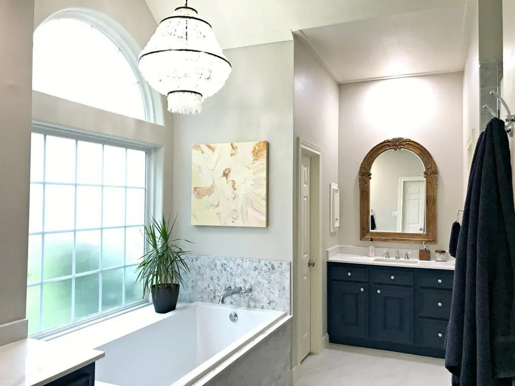 I love this beautiful Master Bathroom Makeover with traditional style and stylish bathroom decor ideas. #BathroomDecor #BathroomDecorIdeas #BathroomDesign #MasterBathroom #BeforeAndAfter