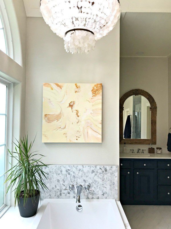 I love this beautiful Master Bathroom Makeover with traditional style and stylish bathroom decor ideas. #BathroomDecor #BathroomDecorIdeas #BathroomDesign #MasterBathroom #BeforeAndAfter