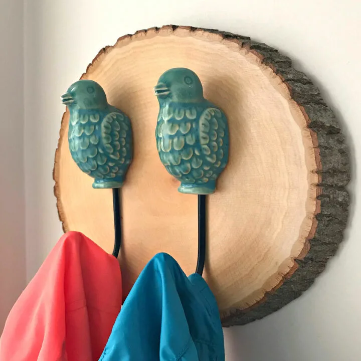 I LOVE this Easy DIY Wood Slice Coat Hook project. It's a beautiful way to hang your coats, bags, or fun kitchen aprons in your home. Easy Home Decor Project idea..