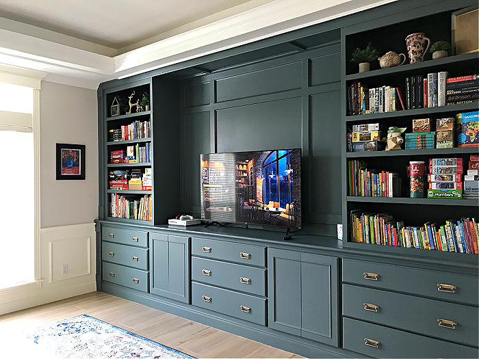 I am LOVING this Before and After Family Room Makeover Transformation! Check out the amazing pictures and budget friendly DIY projects.