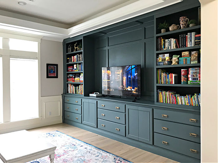 Magnolia Homes by Kilz paint color Duke Grey on Bookshelves. I am LOVING this Before and After Family Room Makeover Transformation! Check out the amazing pictures and budget friendly DIY projects.