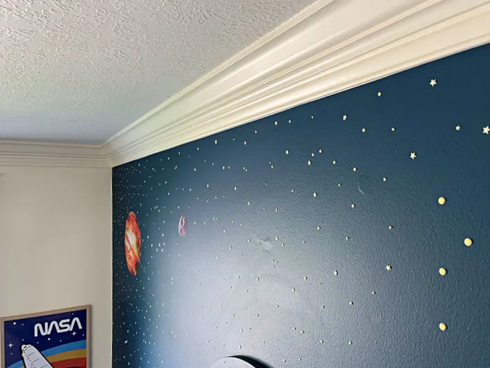 Image shows a kids bedroom with double crown molding installed.