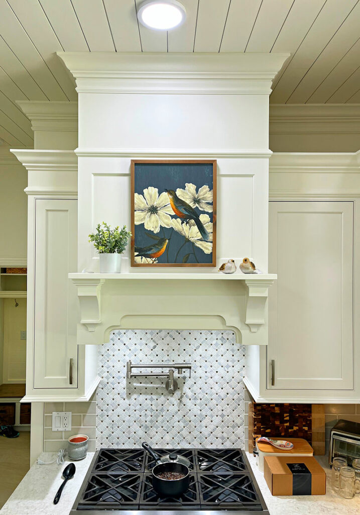 White Cabinet Range Hood to the ceiling with trim and a shelf.