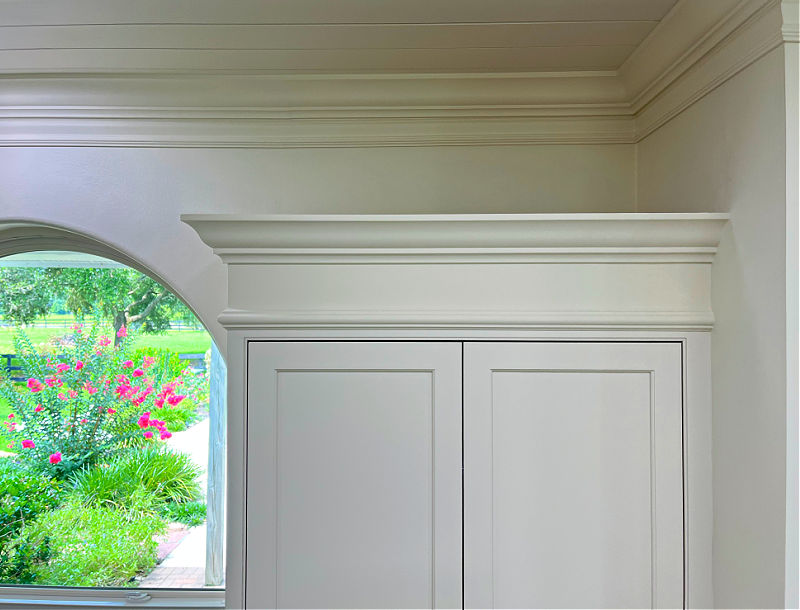 Two piece crown moulding in a large white kitchen.