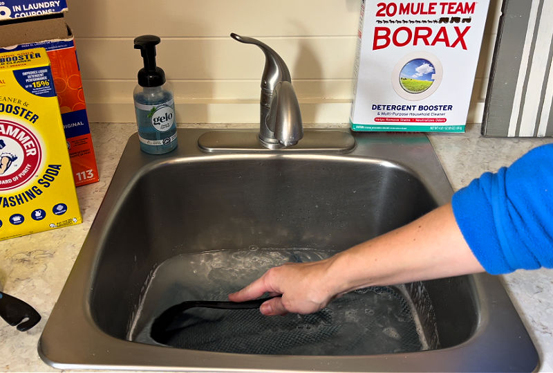 Using a laundry stain remover recipe made from washing soda, Borax and Tide to remove old laundry stains after drying.